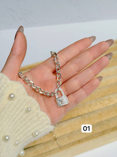 گردنبند لویی ویتون ابکاری نقره1290 گردنبند لویی ویتون/جنس ابکاری نقره/ضدحساسیت/مراقبتی/هرگونه بدلیجات از موادشوینده عطر ادکلن استخر عرق اسیدی دور باشند/وارداتی