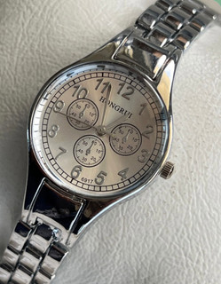 ⌚️HONGRUI ⌚️ ✅ساعت زنانه هانگری ✅مارکهانگری ✅موجود دو رنگ بند نقره ای و طلایی ✅️بند استیل ✅️موتور کوارتز ✅️موتور کوارتز ✅دارای 10طرح مختلف ✅صفحه گرد و مربع ✅قفل استیل ✅سبک و راحت ✅شیشه تراش ✅️کیفیت عالي ✅️دارای 6 ماه گارانتی موتور ✅️ارسال به همراه جعبه ی کادویی