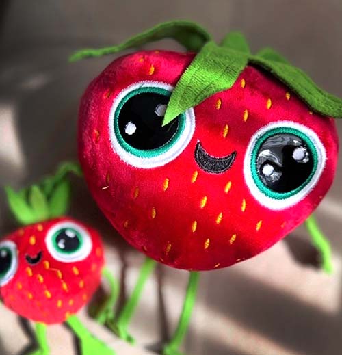 عروسک پولیشی طرح توت‌فرنگی فرنگیس در ۳سایز 🍓  كاربرد آویز کیف، جاکلیدی و دکور اتاق