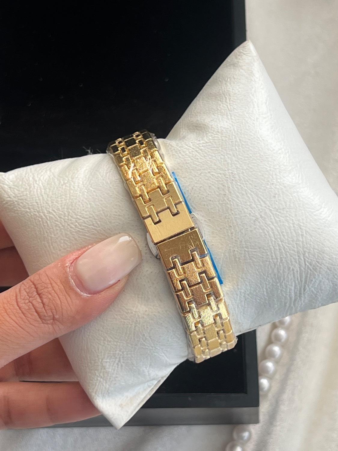 ساعت زنانه طرح AP بنداستيل طلايي - كد 780